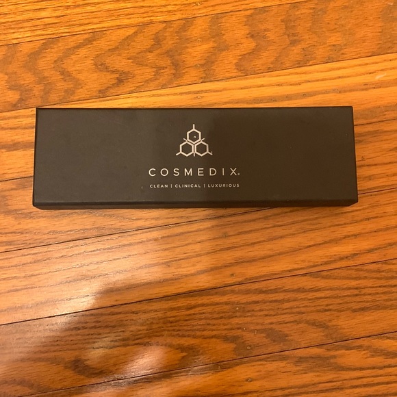 A face massage roller - Picture 1 of 4